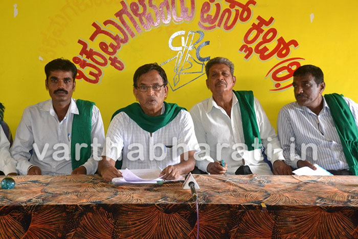 ಆರೋಪಿ ಶಿರಸ್ತೇದಾರ್ ರಕ್ಷಣೆಗೆ ಪೊಲೀಸರಿಂದ ಹುನ್ನಾರ: ರೈತ ಸಂಘ ಆರೋಪ